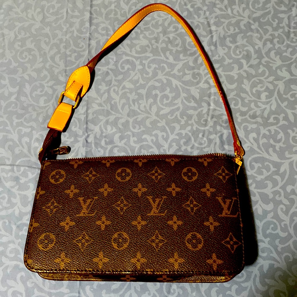 Women shoulder bag hardly used almost new